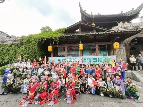 黔江区濯水镇：举办“粽香濯水·情浓古镇”端午活动 千余名游客群众共度佳节