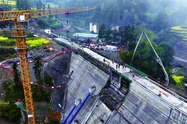 黔江：陈家寨水库大坝主体工程提前封顶