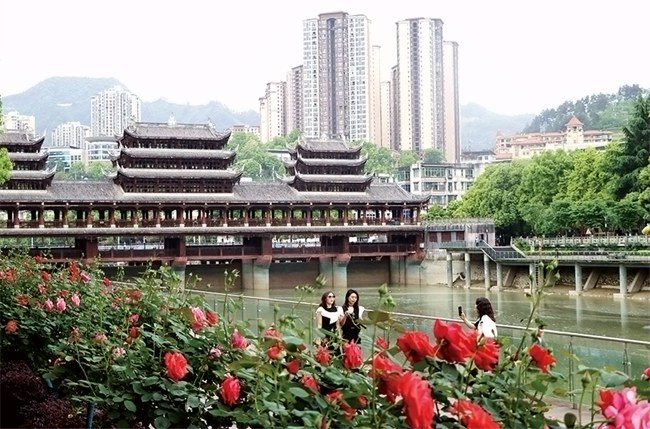 黔江：武陵水岸春色美