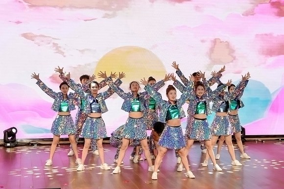 黔江区举行纪念五四运动105周年文艺汇演活动