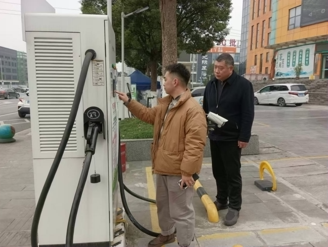 重庆铁塔黔江分公司开展新能源汽车充电普惠活动