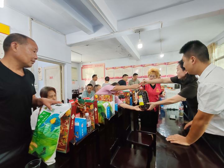 城南街道走访慰问送温暖贴近群众暖民心