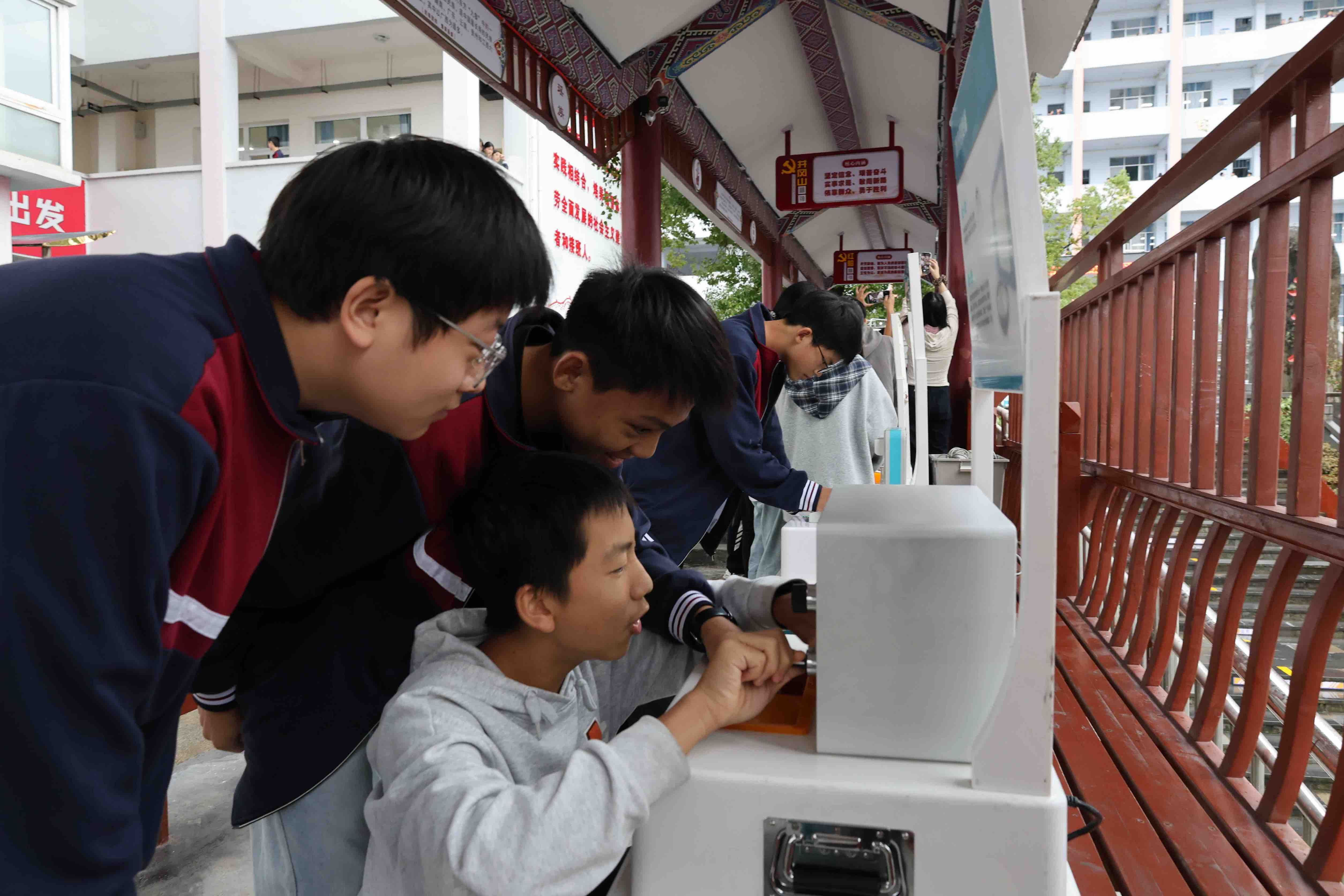 科普大篷车驶入人民中学学子“零距离”体验科技魅力