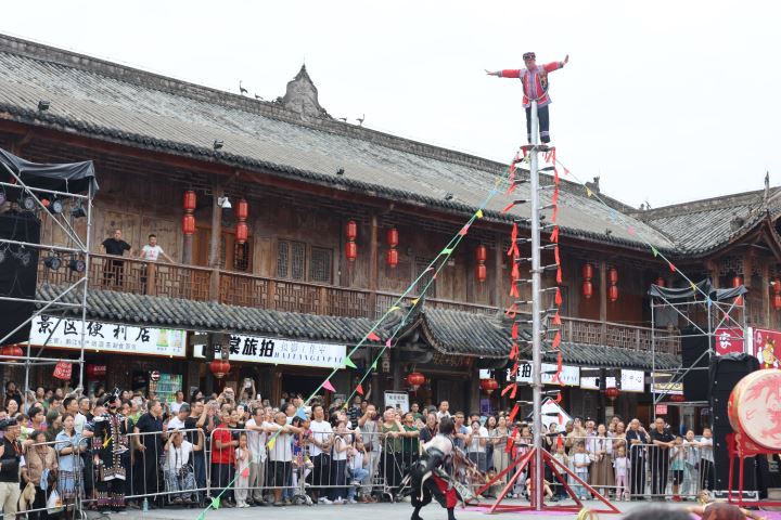 第五届中国·黔江濯水鹊桥会浪漫举行