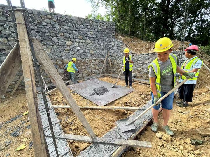 清风吹散“堵心石”实事办到心坎上