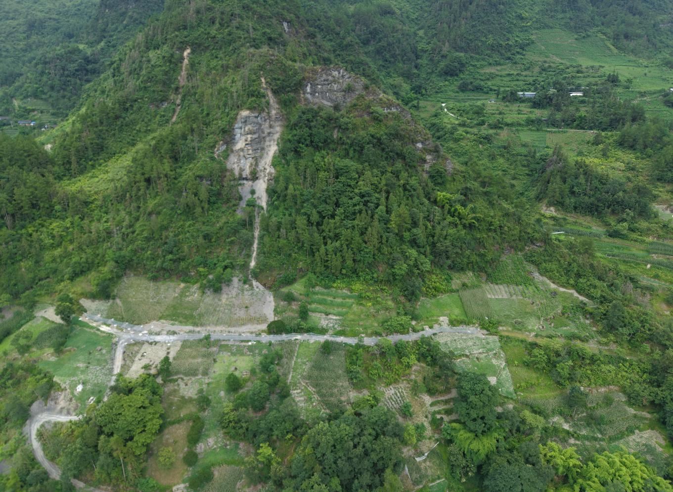 高效处置危岩灾情部门协同筑牢安全防线