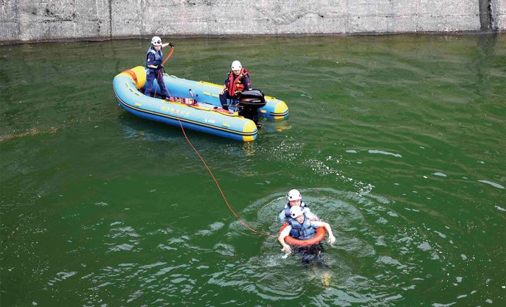 城西派出所开展水上警务技能实战练兵