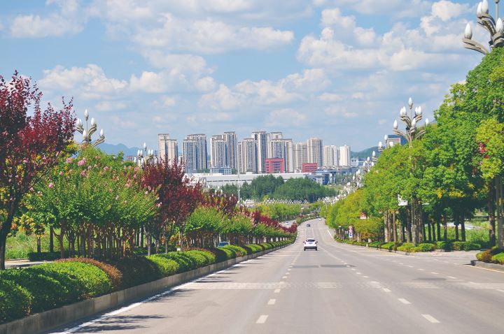 始终保持建城兴城发展势头以大项目大投入促进大发展