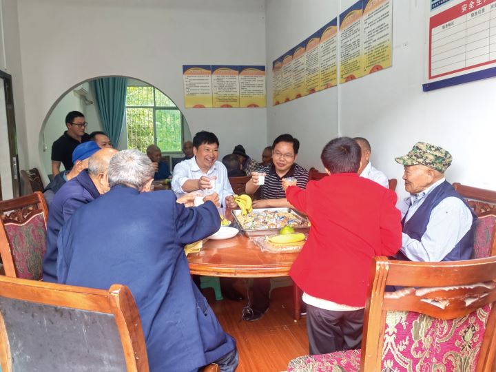 邻鄂镇开展中秋国庆慰问活动