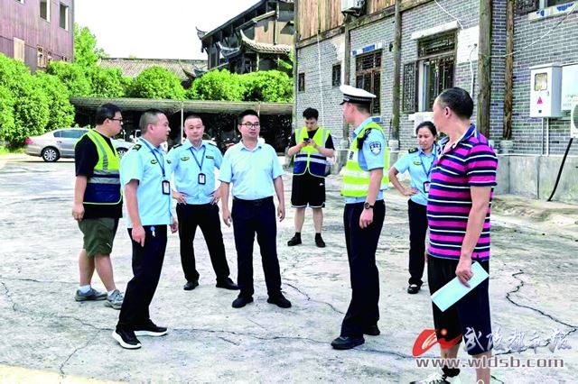 濯水镇组织开展三轮车乱停乱放专项整治行动