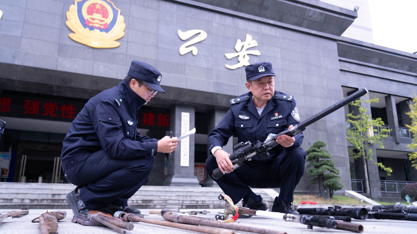 区公安局集中销毁非法枪爆物品筑牢公共安全防线