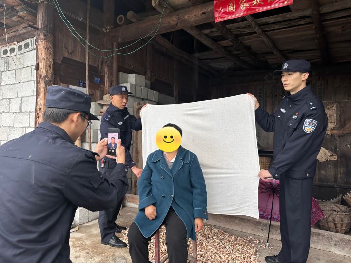 区公安局：增设临时窗口应对换证高峰