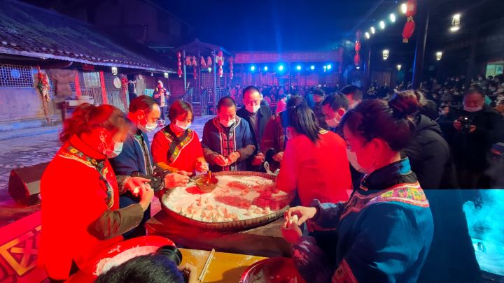 一屋跨两省不分你我一街共管理都是家人