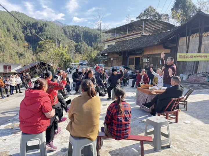 五里镇：“小板凳”微宣讲传党声聚民心