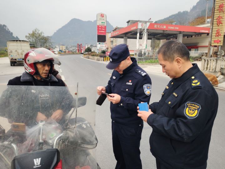 小南海镇严查+宣讲护航返乡平安路