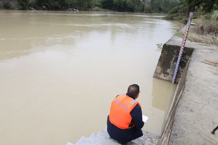 黔江阿蓬江沿线积极应对强降雨确保安全度峰