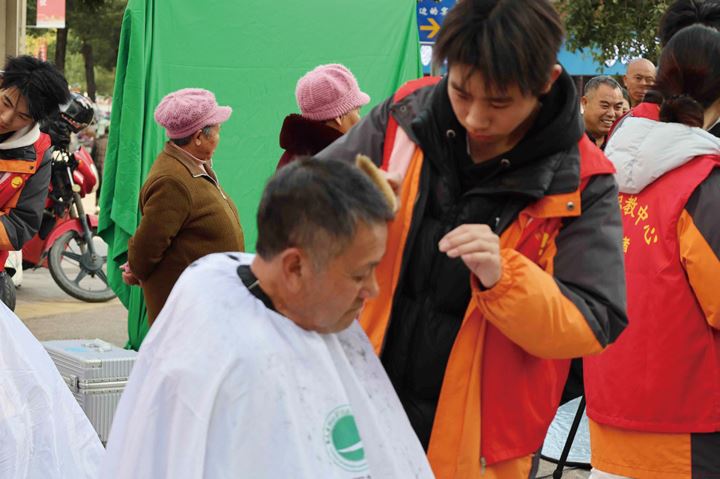 黔江区教委联合职教中心深入社区开展志愿服务