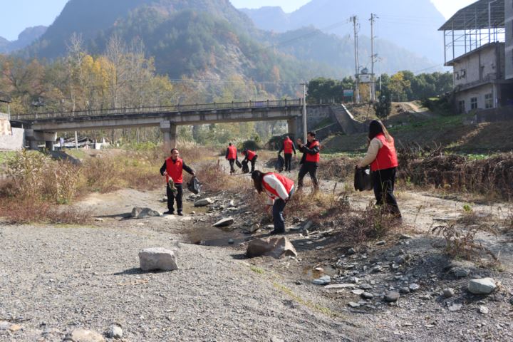 沙坝镇河道清理在行动水清岸绿换新颜