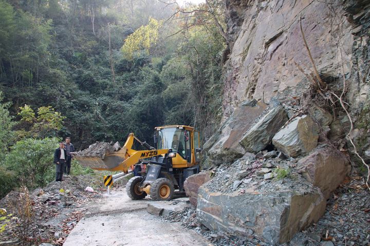 用“应急速度”抢通“民生要道”