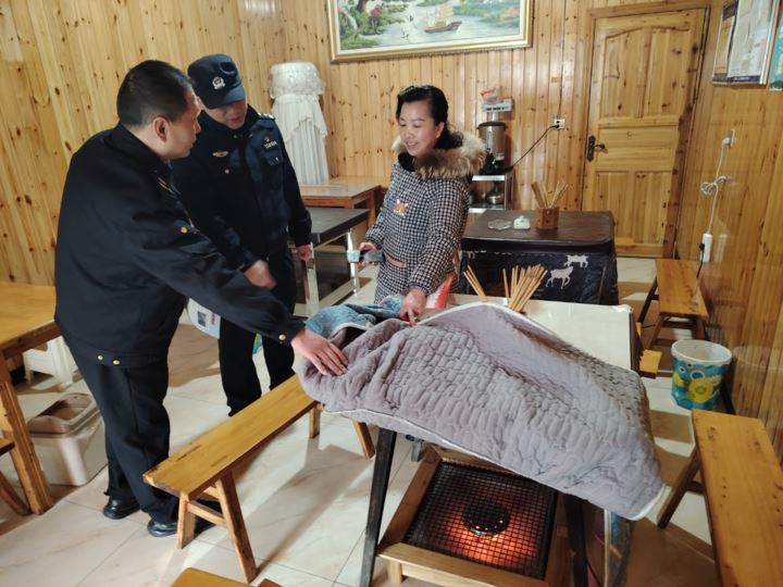 小南海镇开展冬季入户防火宣传活动