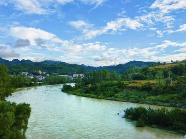 沃野展新卷江畔起欢歌
阿蓬江镇高质量发展书写民生答卷