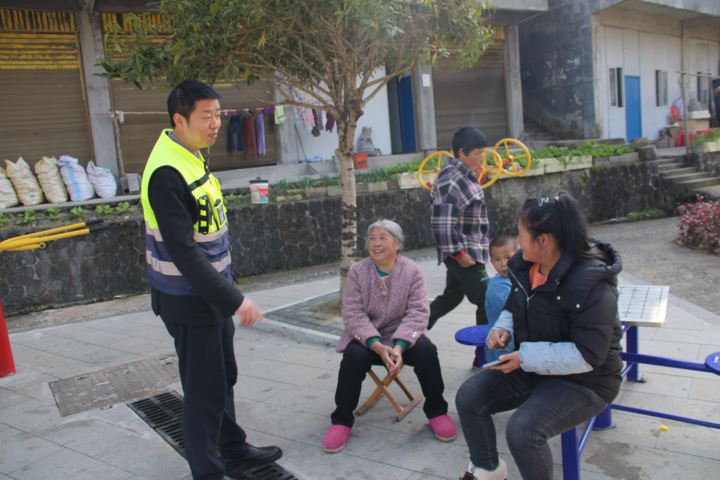 从基层治理的“最后一公里”到服务群众的“最美零距离”白土乡“三路并进”提升群众幸福指数