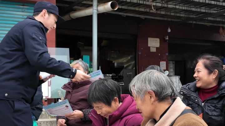 院坝会上解疑问双融行动暖民心