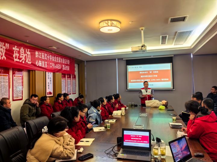 景区安全行“救”在身边
黔江区红十字会为濯水景区筑牢生命安全防线