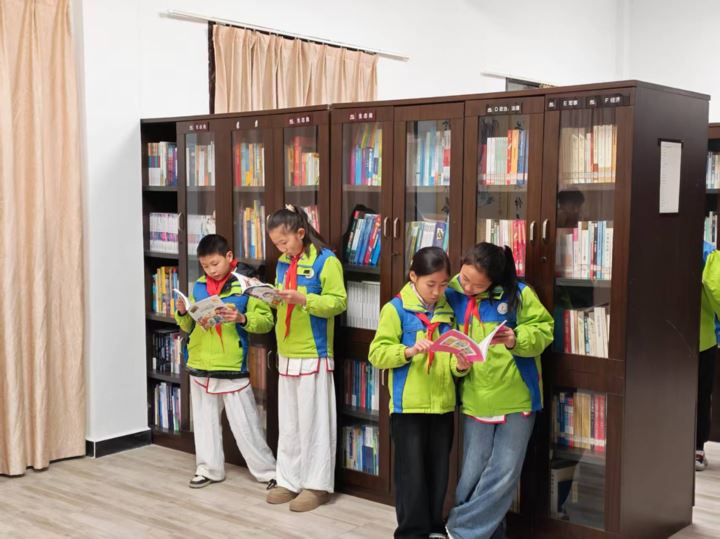 “青山书角”点亮黔江乡村生态课堂