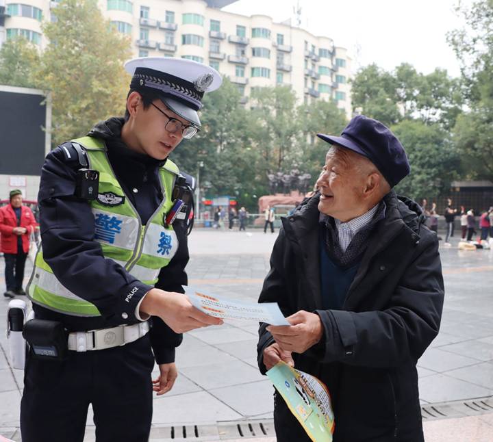 宪法宣传周+“艺起乡约”文艺惠民服务营造黔江文明、和谐、法治社会氛围