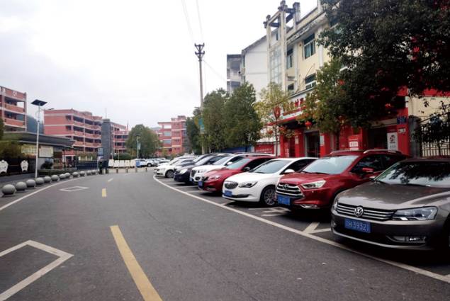 300余个停车位绘就集镇停车秩序新图景